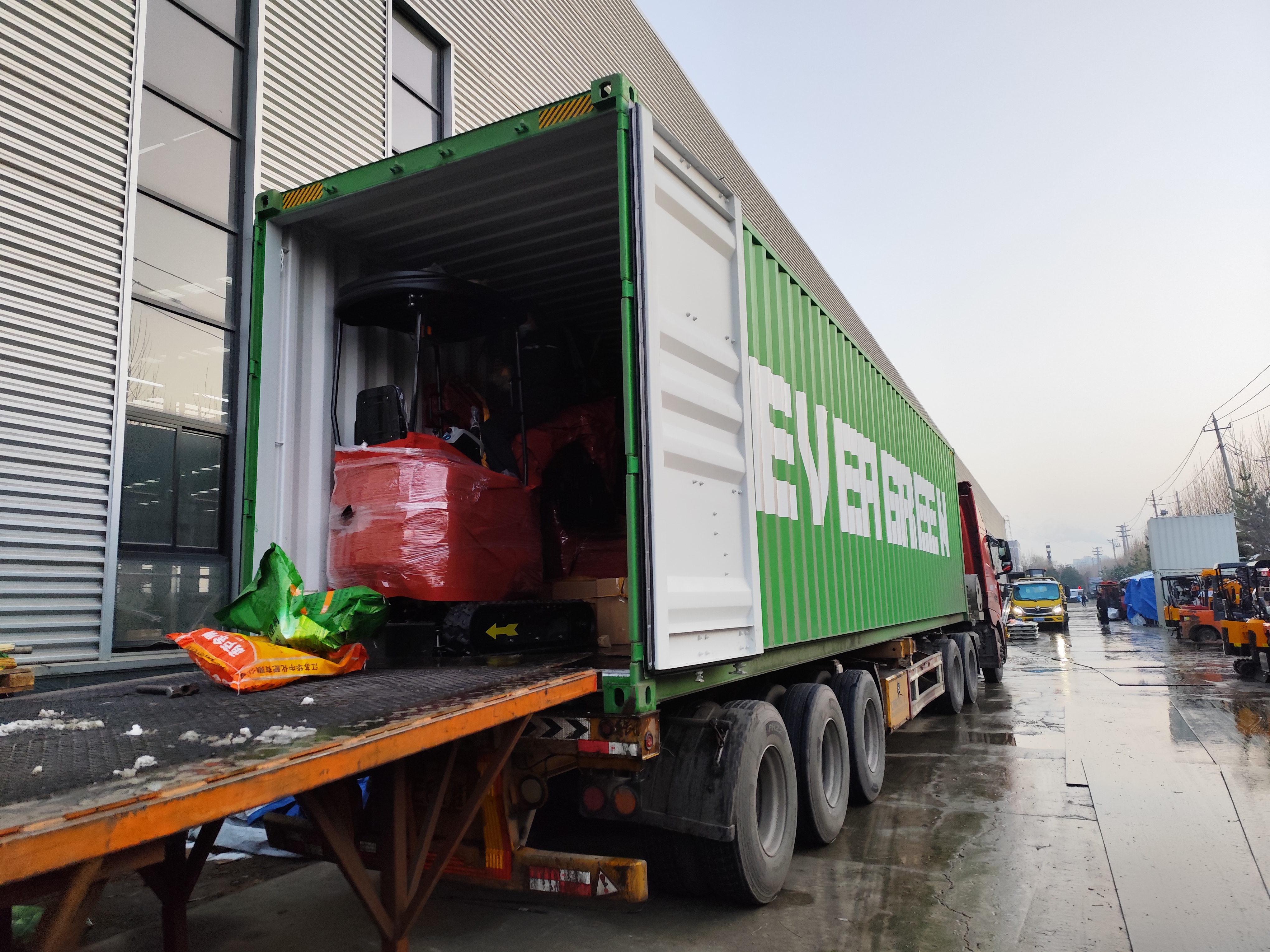 Producción de miniexcavadoras para clientes franceses completada y enviada