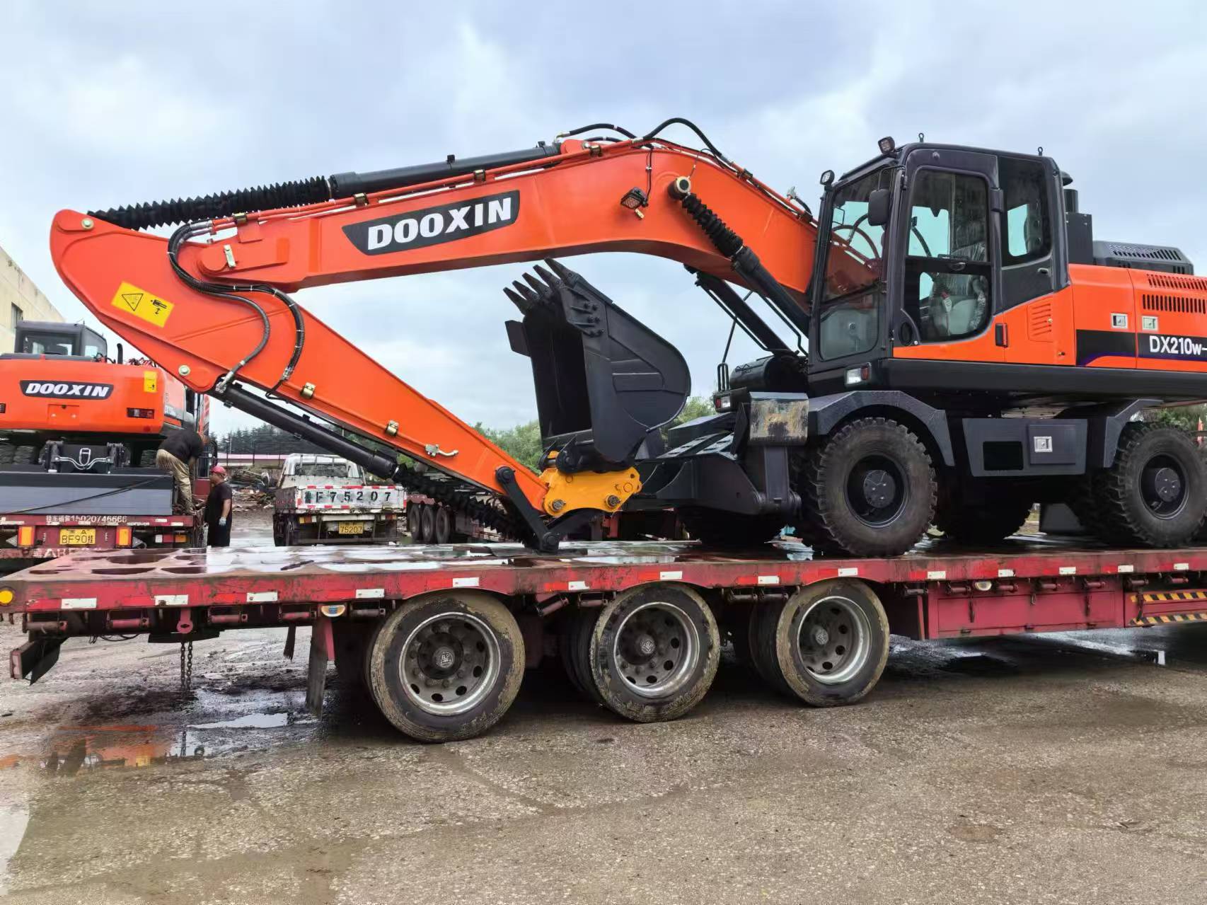 La excavadora de ruedas DX210 se exporta en lotes a África
