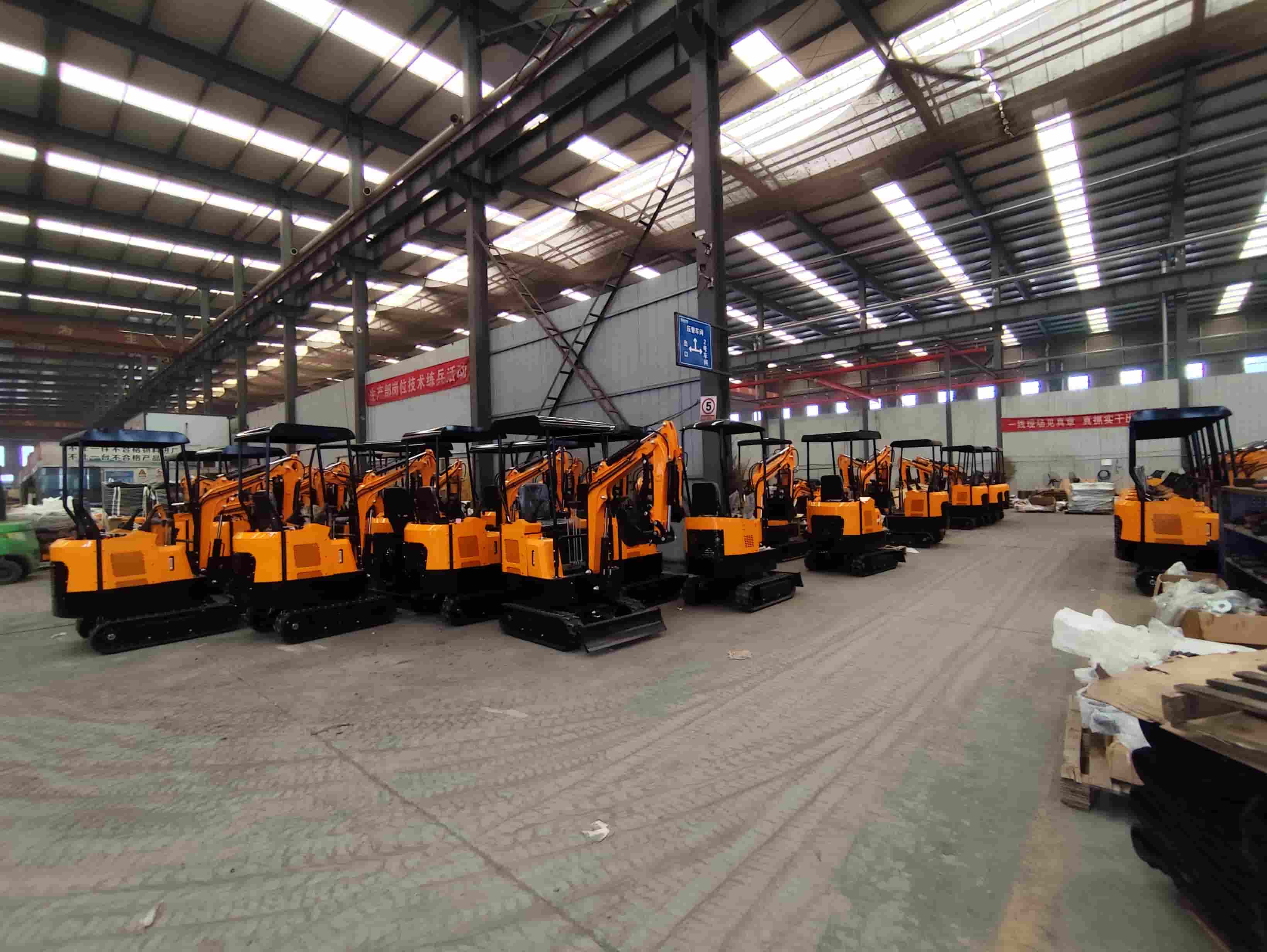 Las líneas de producción están llenas de actividad a medida que aumentan constantemente los pedidos de miniexcavadoras de Glorymax en el extranjero.