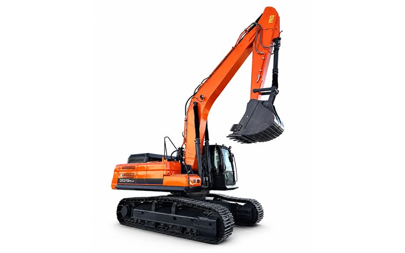 ¡La némesis del Hard Rock en la minería! La DX370PC-9 (excavadora de 35,6 toneladas): limpia una sección entera de la mina en un día.